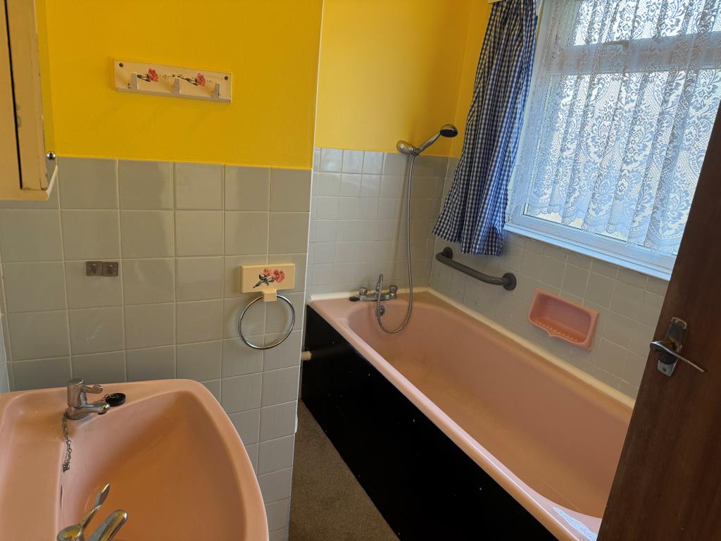 Lot: 62 - GROUND FLOOR FLAT WITH GARAGE FOR INVESTMENT OR OCCUPATION - Bathroom suite with splash back tiles